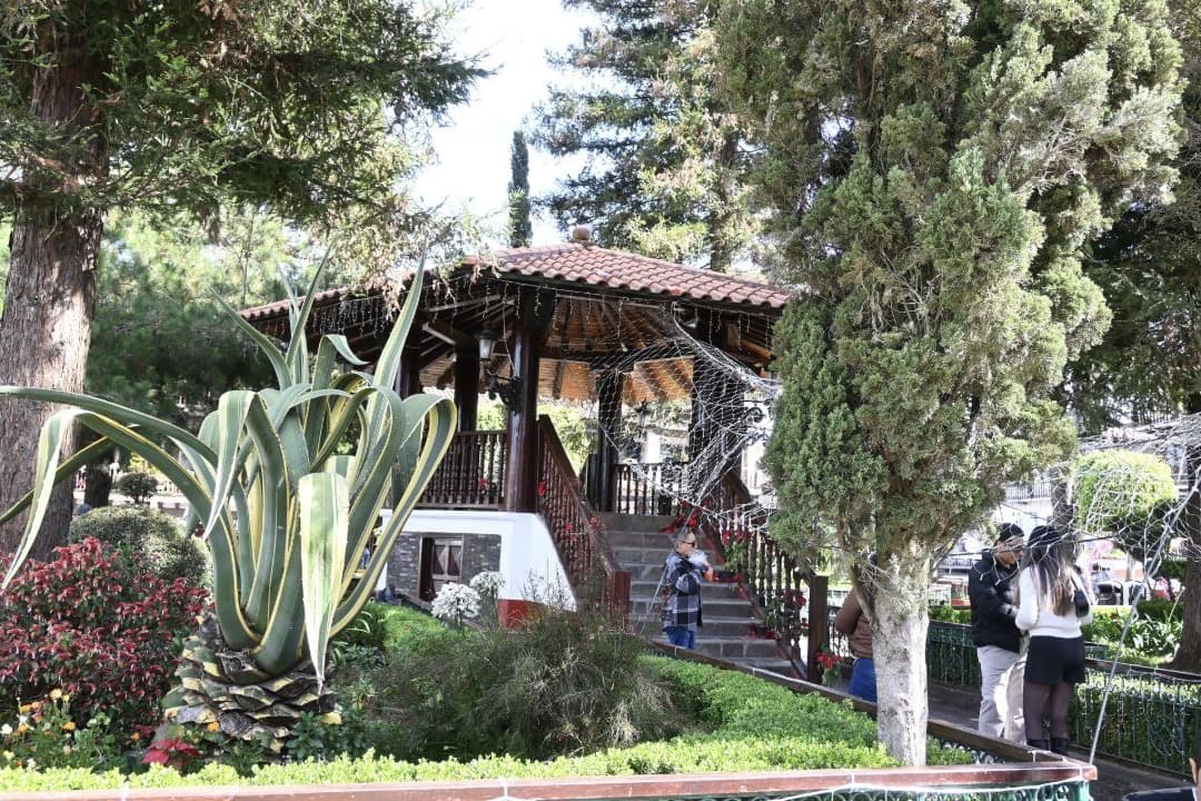 Quiosco de madera entre jardines en la plaza principal de Mazamitla.