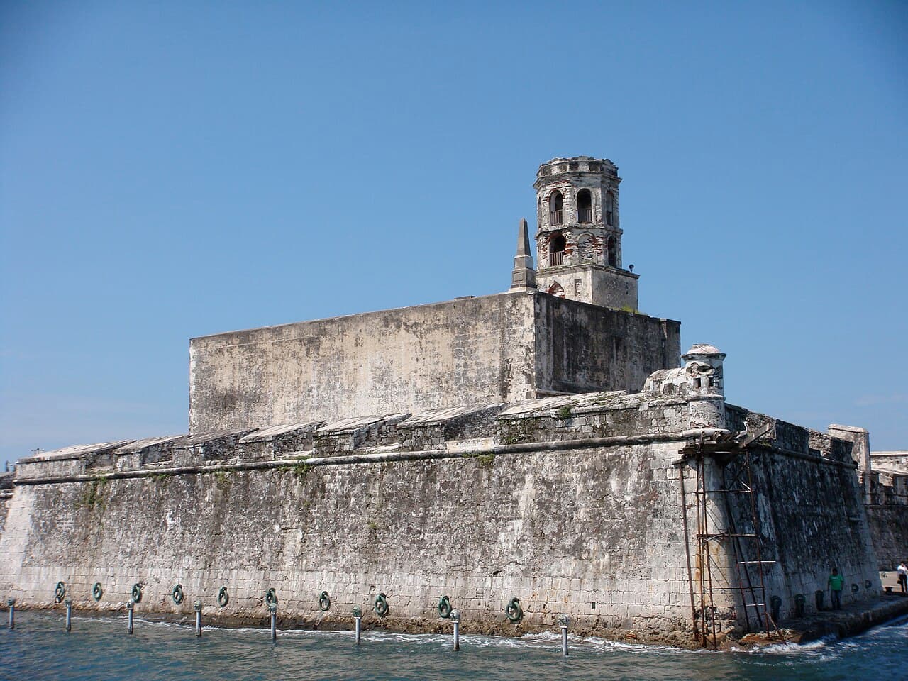 Vista exterior del Fuerte de San Juan de Ulúa desde el agua.
