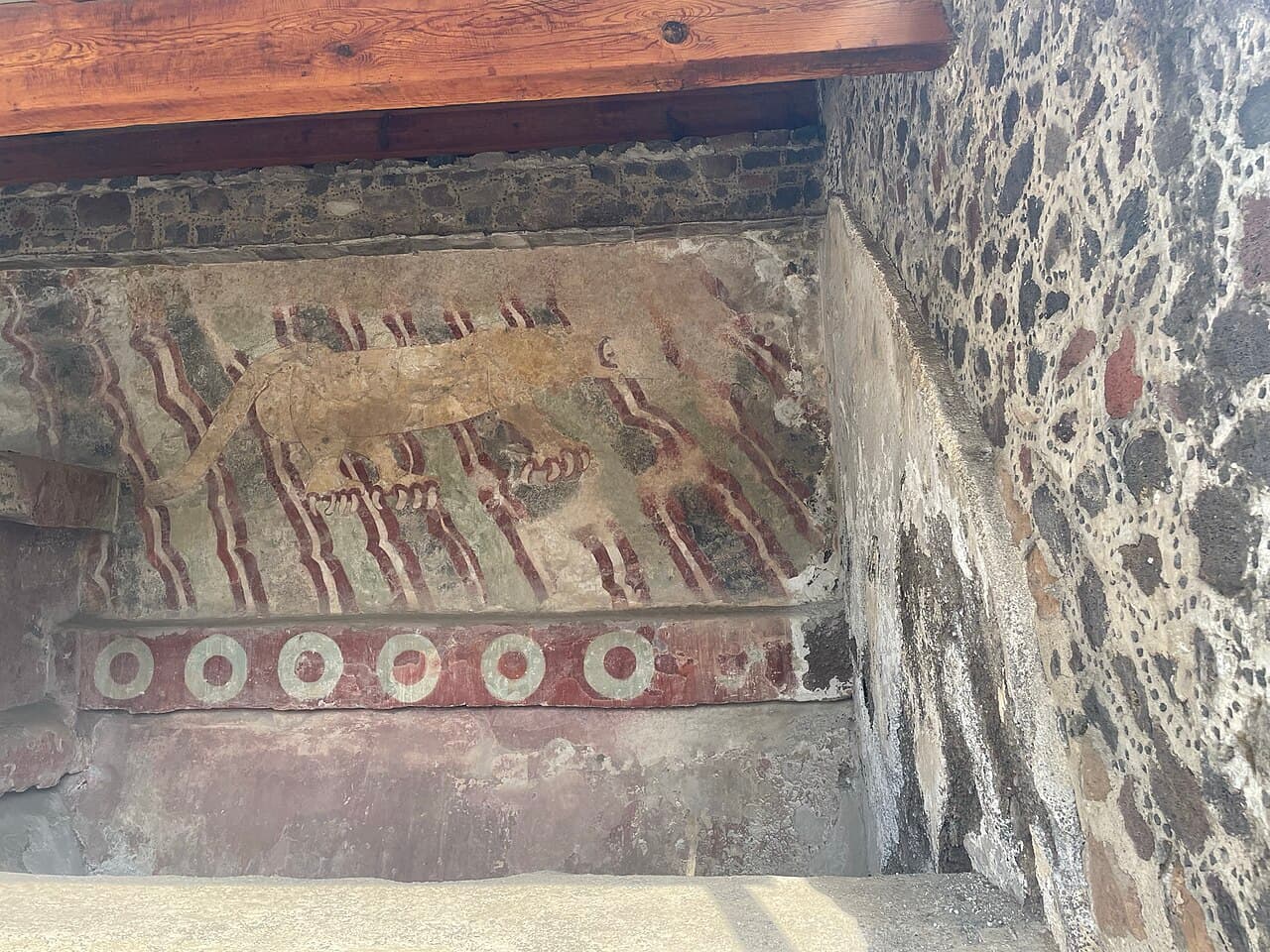 Mural arqueológico de jaguares en la Calzada de los Muertos de Teotihuacan.
