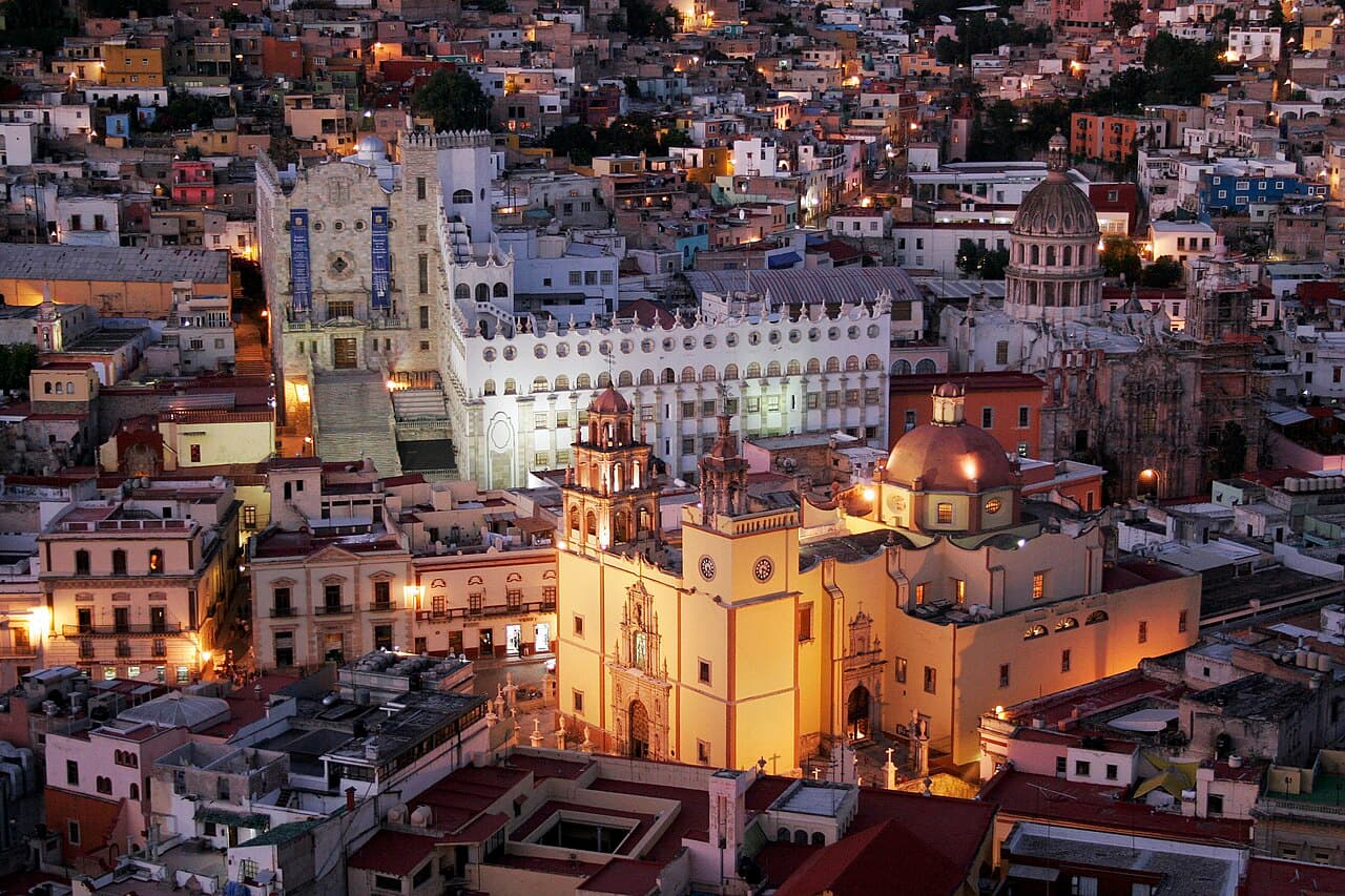 Vista nocturna de la ciudad de Guanajuato desde un punto elevado.