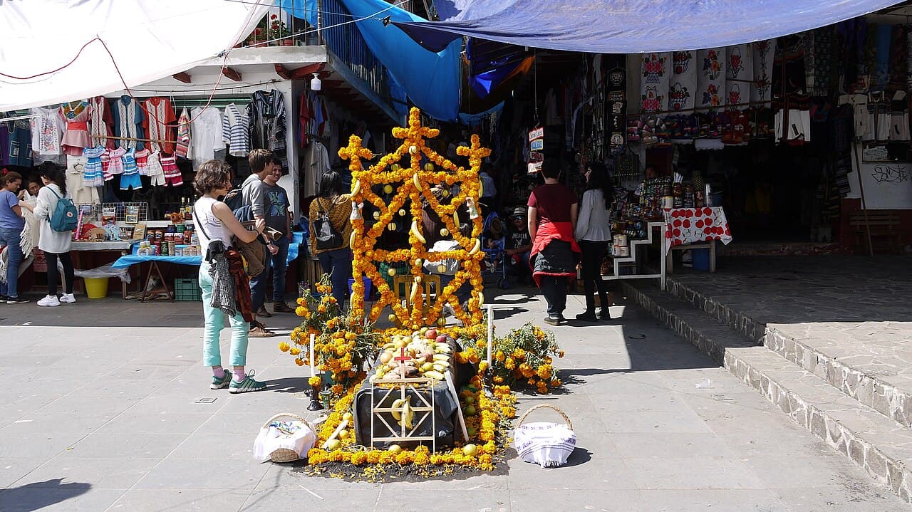 Altar de Día de Muertos con flores y ofrendas en la entrada del mercado de la Isla de Janitzio.