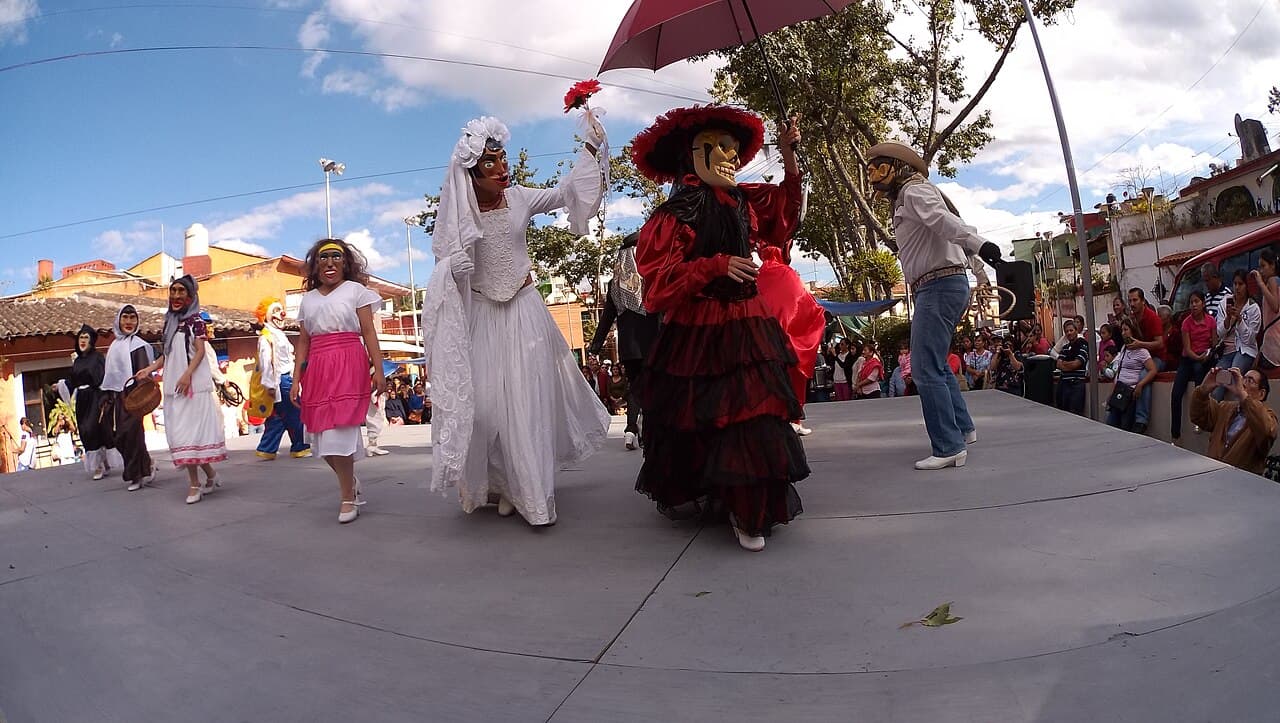 Participantes en una danza de la Huasteca fotografiada en Xalapa, Veracruz.